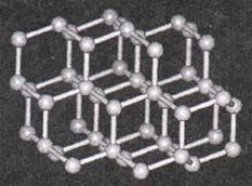 Пространственная модель кристалической решётки алмаза.